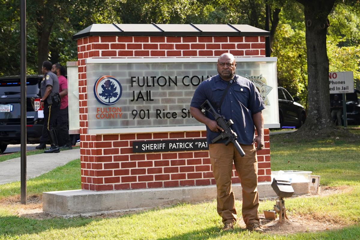 Fulton County Sheriff Deputies guard an entrance of the Fulton County Jail in Atlanta, Ga., on Aug. 24, 2023. (Madalina Vasiliu/The Epoch Times)