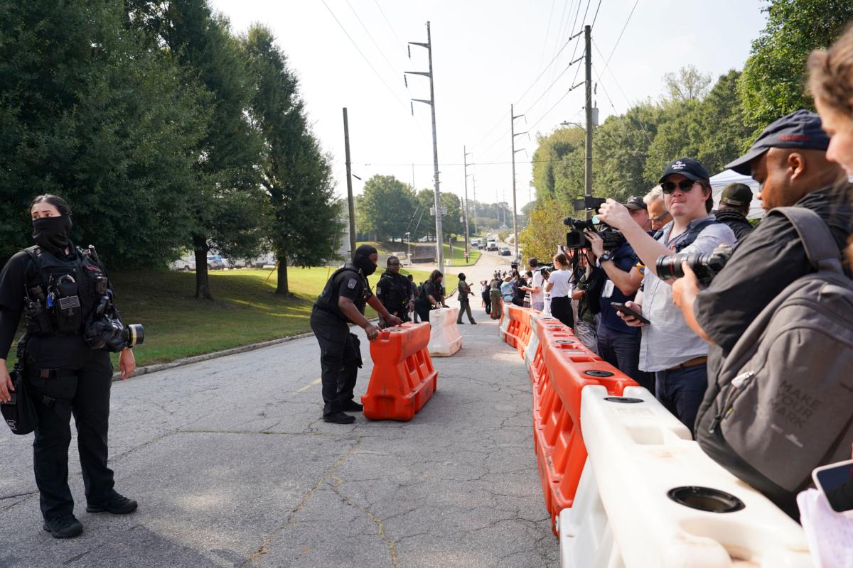 Fulton County Sheriff Deputies move security barriers before the Fulton County Jail in Atlanta on Aug. 24, 2023. (Madalina Vasiliu/The Epoch Times)