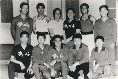 Wang Xinde (second row fourth from the left) used to teach Shaolin martial arts in China.(Supplied)