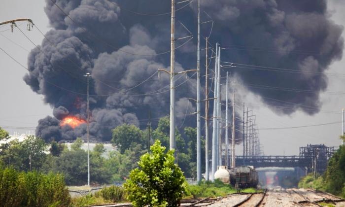 Fire at Louisiana Oil Refinery Sends Tower of Black Smoke Into the Air, but No Injuries Reported