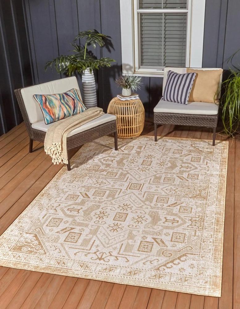 An outdoor rug creates an attractive foundation for patio décor. (DesignStock09/Shutterstock)