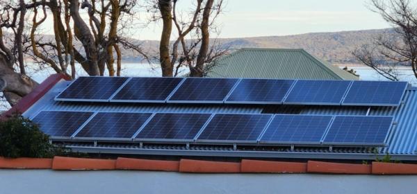 Solar panels can be seen on the roof of a house in Albany, Western Australia, on Aug. 8, 2023. (Susan Mortimer/The Epoch Times)