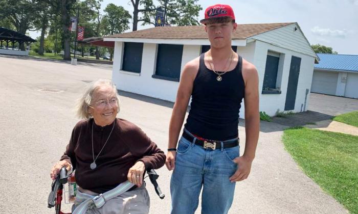 Helpful Teen Refuses Gift of Money After Rushing to Save Elderly Woman Who Fell in a Park