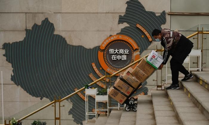 China’s Evergrande Shares Tumble as Hong Kong Trading Resumes