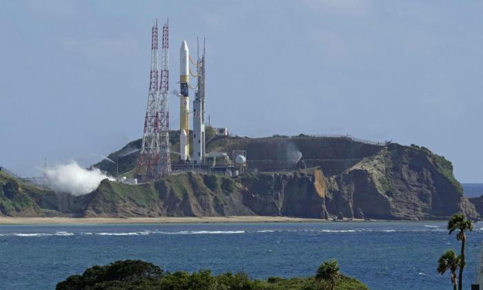 Japan Suspends H-IIA Rocket Launch for Moonshot Because of Strong Winds