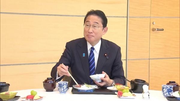 Japanese Prime Minister Fumio Kishida has a sashimi lunch with his ministers on Aug. 30, 2023. (Reuters/Screenshot via NTD)