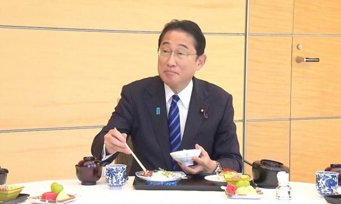 Japanese PM Kishida and Ministers Eat Fukushima Sashimi for Lunch Amid Beijing Seafood Imports Ban