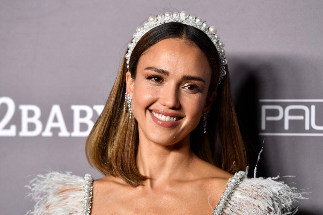 Jessica Alba, Lizzy Mathis Pursue ‘Honest Renovations’ on Roku