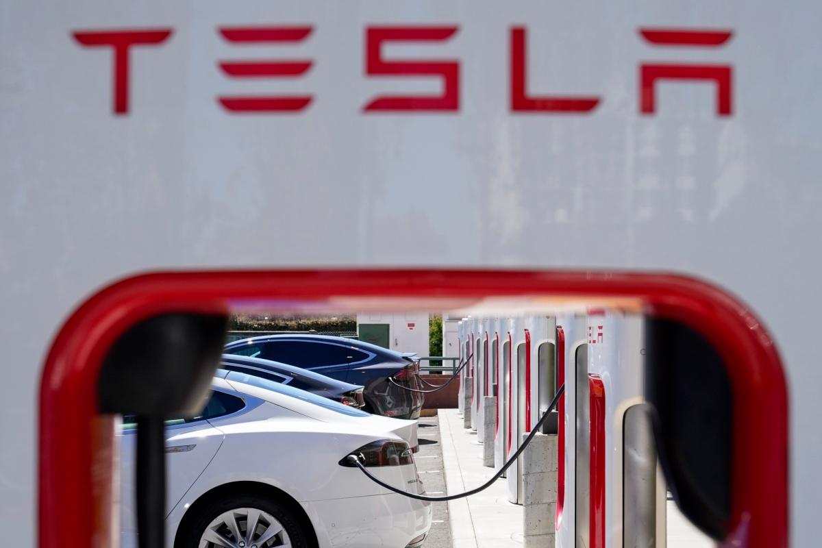 Tesla vehicles charge at a station in Emeryville, Calif., on Aug. 10, 2022. (Godofredo A. Vásquez/AP Photo)