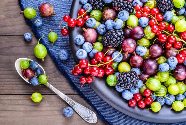 Foods that are low in sugar, easily digestible, and highly hydrating, like berries, are good for skin. (leonori/Shutterstock)