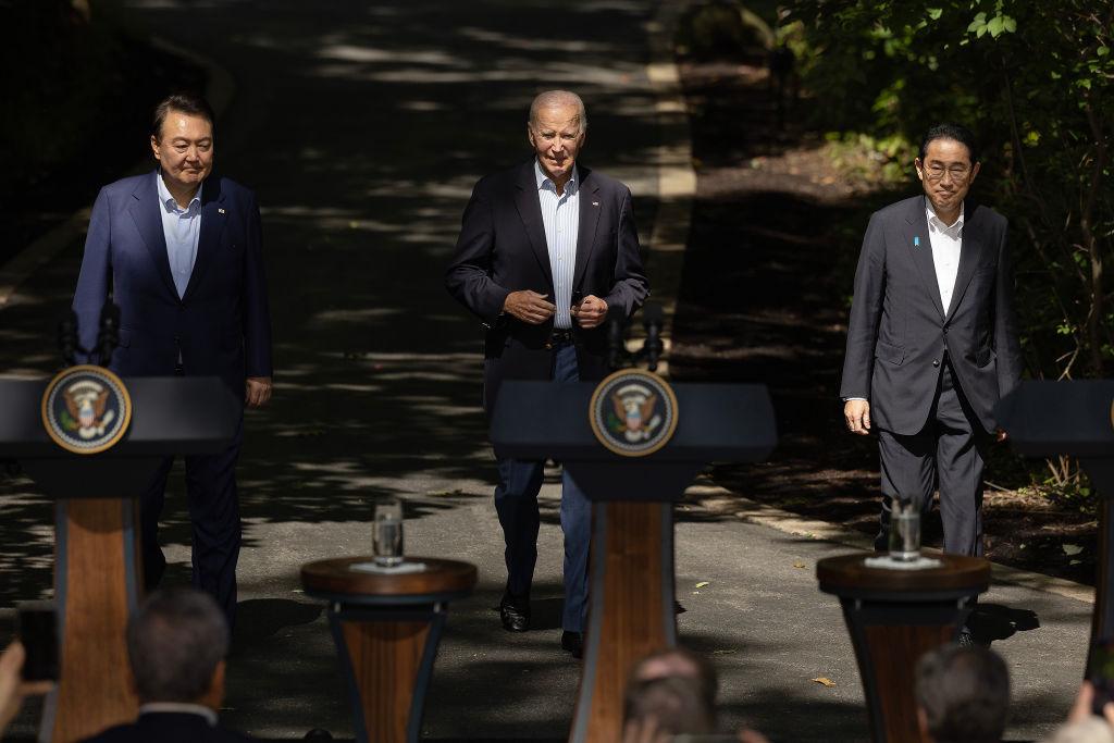 (L-R) Korean President Yoon Suk Yeol, U.S. President Joe Biden, and Japanese Prime Minister Kishida Fumio arrive for a joint news conference following three-way talks at Camp David, Md., on Aug. 18, 2023. (Chip Somodevilla/Getty Images)