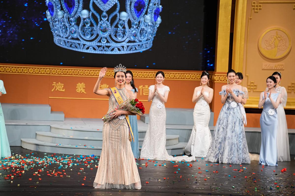  Miss NTD Cynthia Sun waves to the audience at NTD's inaugural Global Chinese Beauty Pageant in Purchase, N.Y., on Sept. 30, 2023. (Larry Dye/The Epoch Times)