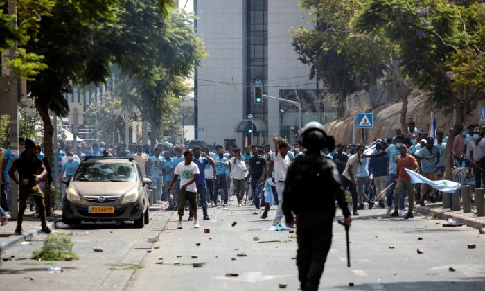 Over 100 Injured in Riots by Eritrean Asylum-Seekers in Tel Aviv