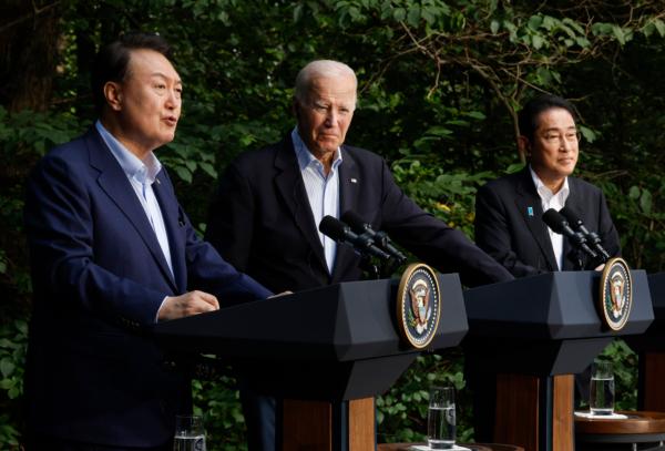 South Korean President Yoon Suk Yeol, U.S. President Joe Biden, and Japanese Prime Minister Kishida Fumio hold a joint news conference following three-way talks at Camp David, Md., on Aug. 18, 2023. (Chip Somodevilla/Getty Images)