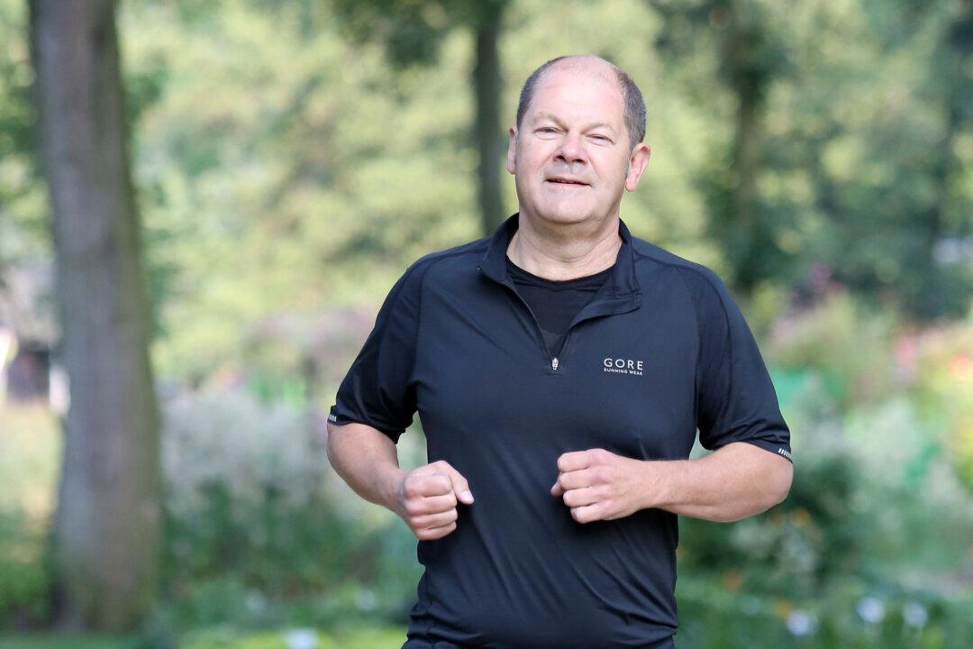 German Chancellor Olaf Scholz Falls While Jogging and Bruises His Face