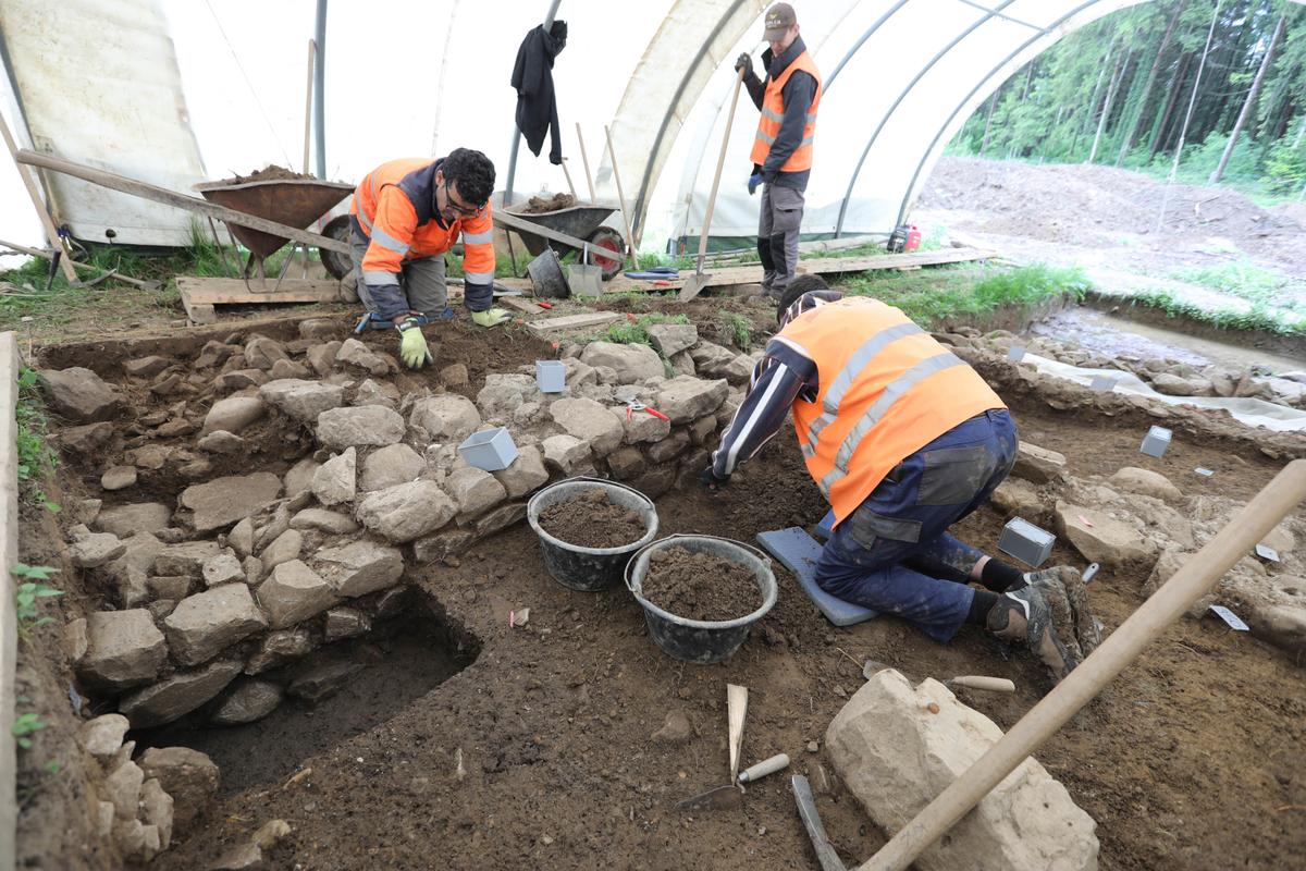  Researchers excavate the site of a Roman wall, said to be 2,000 years old, buried at Äbnetwald. (© ADA Zug, David Jecker)