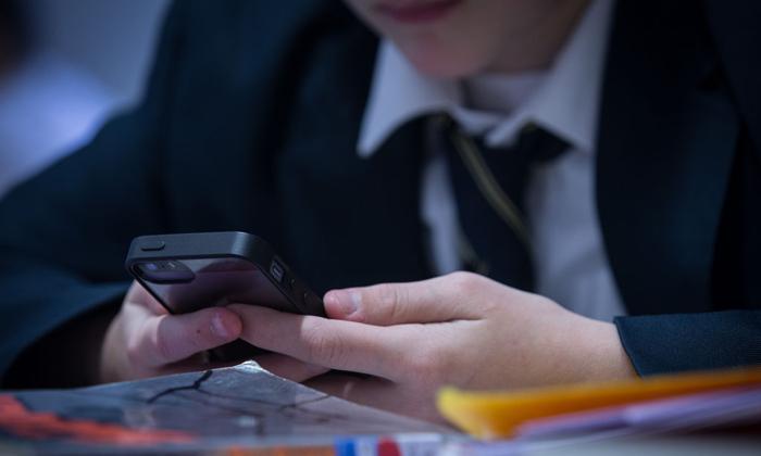Majority of Parents Want Smartphones Banned for Under-16s: Poll