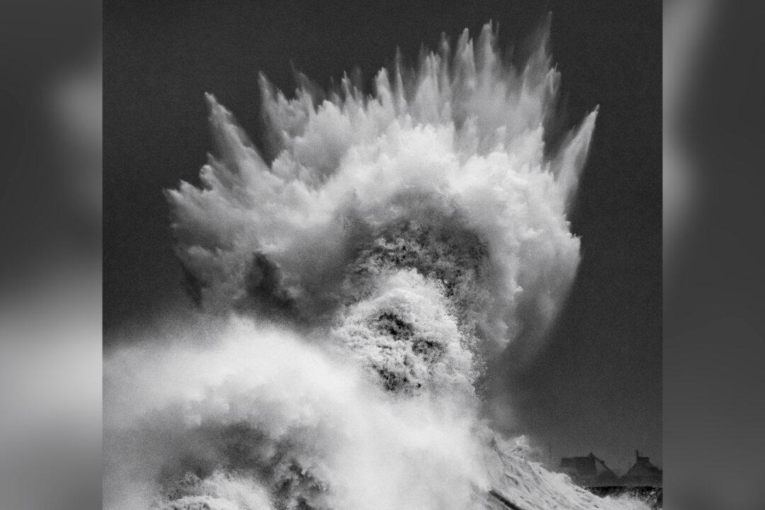 Photographer Captures Epic Storm Waves With One of Them in the Shape of Poseidon Wearing His Crown