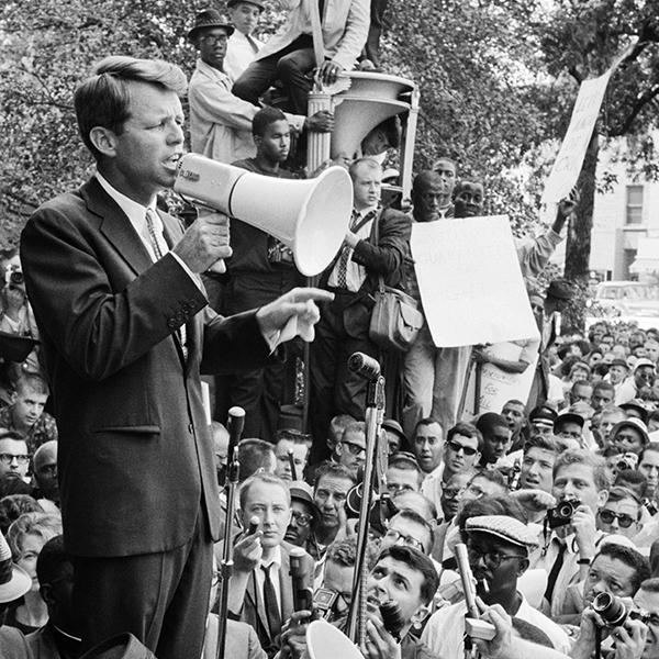 Robert F. Kennedy Jr. Wants His Party Back | USNN World News image-5488320