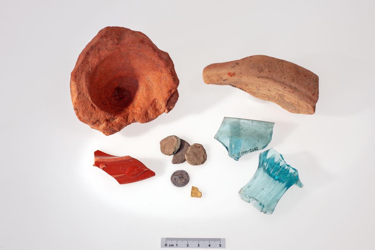  Artifacts found at the archeological site in Äbnetwald, including tableware, glassware, and a piece of gold. (© ADA Zug, Res Eichenberger)