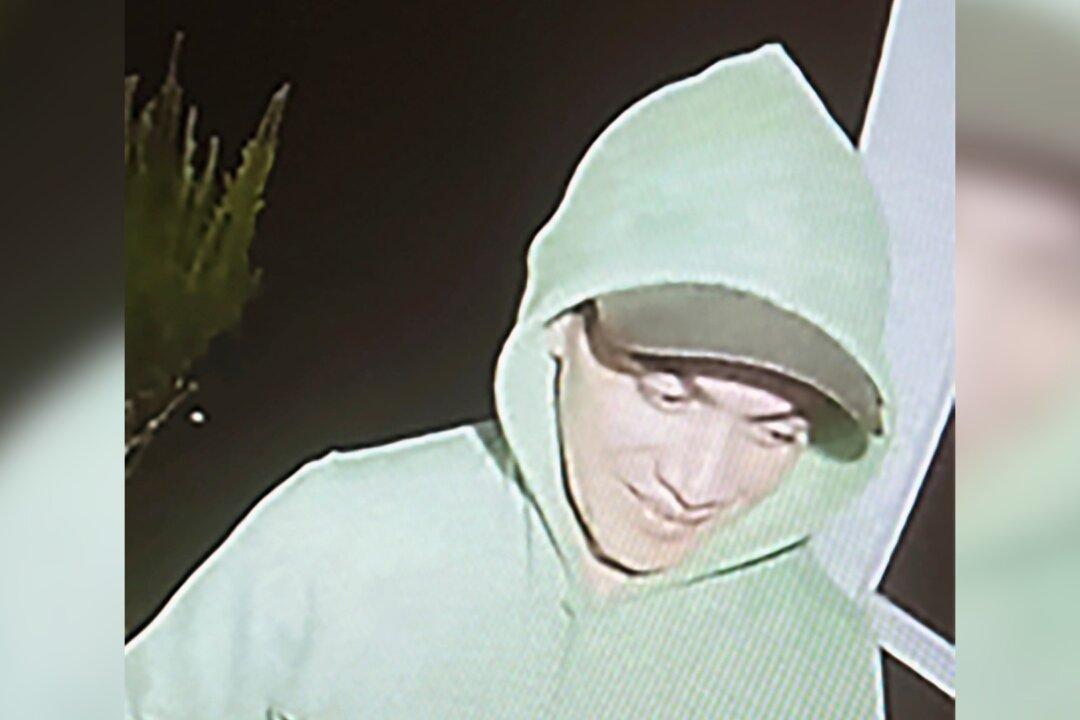 Escaped Murderer Still at Large Slips Out of Search Area, Steals Van, Tries to Contact Ex-Co-Workers