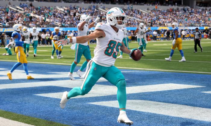 Hill, Tagovailoa Too Much for Chargers as Dolphins Open With 36–34 Victory