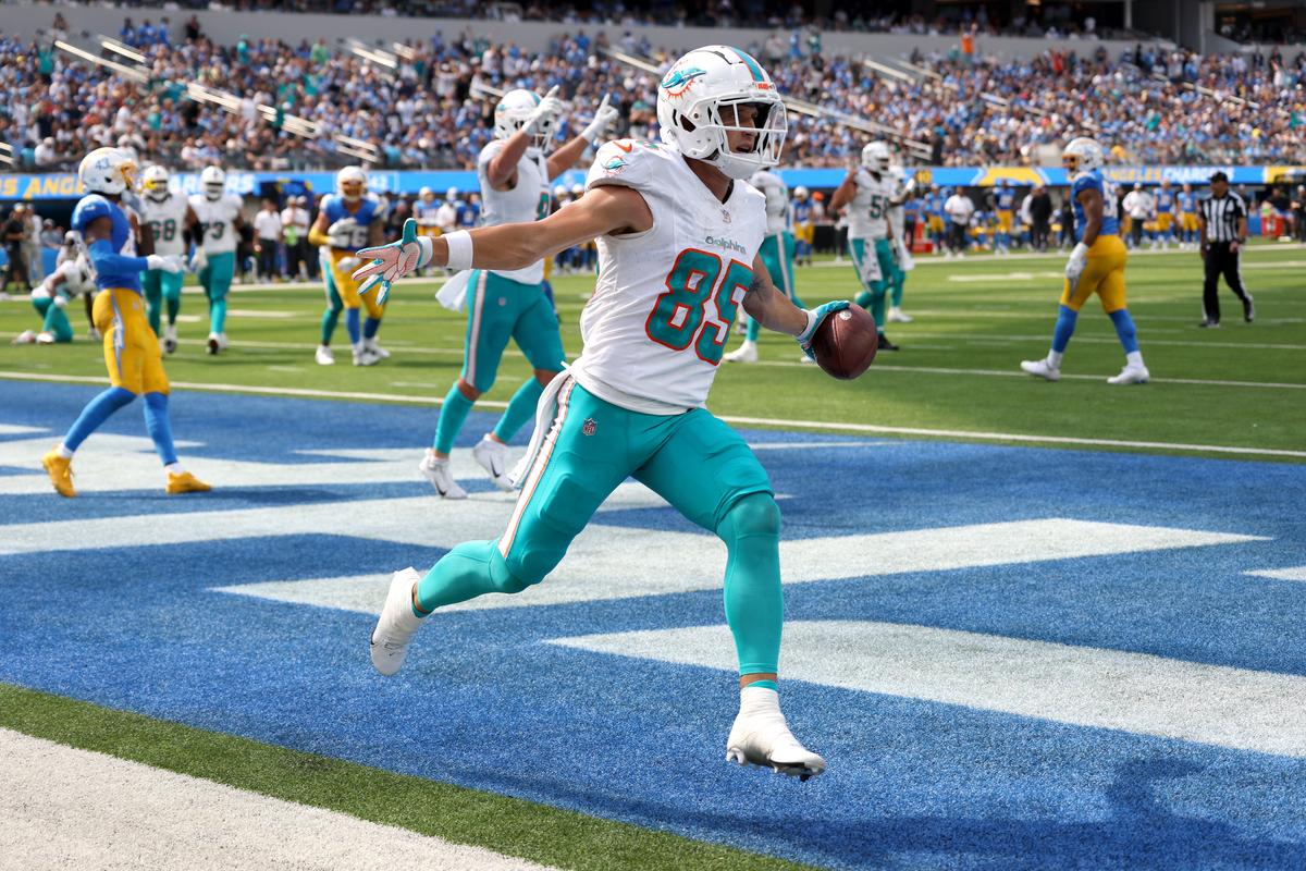 Hill, Tagovailoa Too Much for Chargers as Dolphins Open With 36–34 Victory