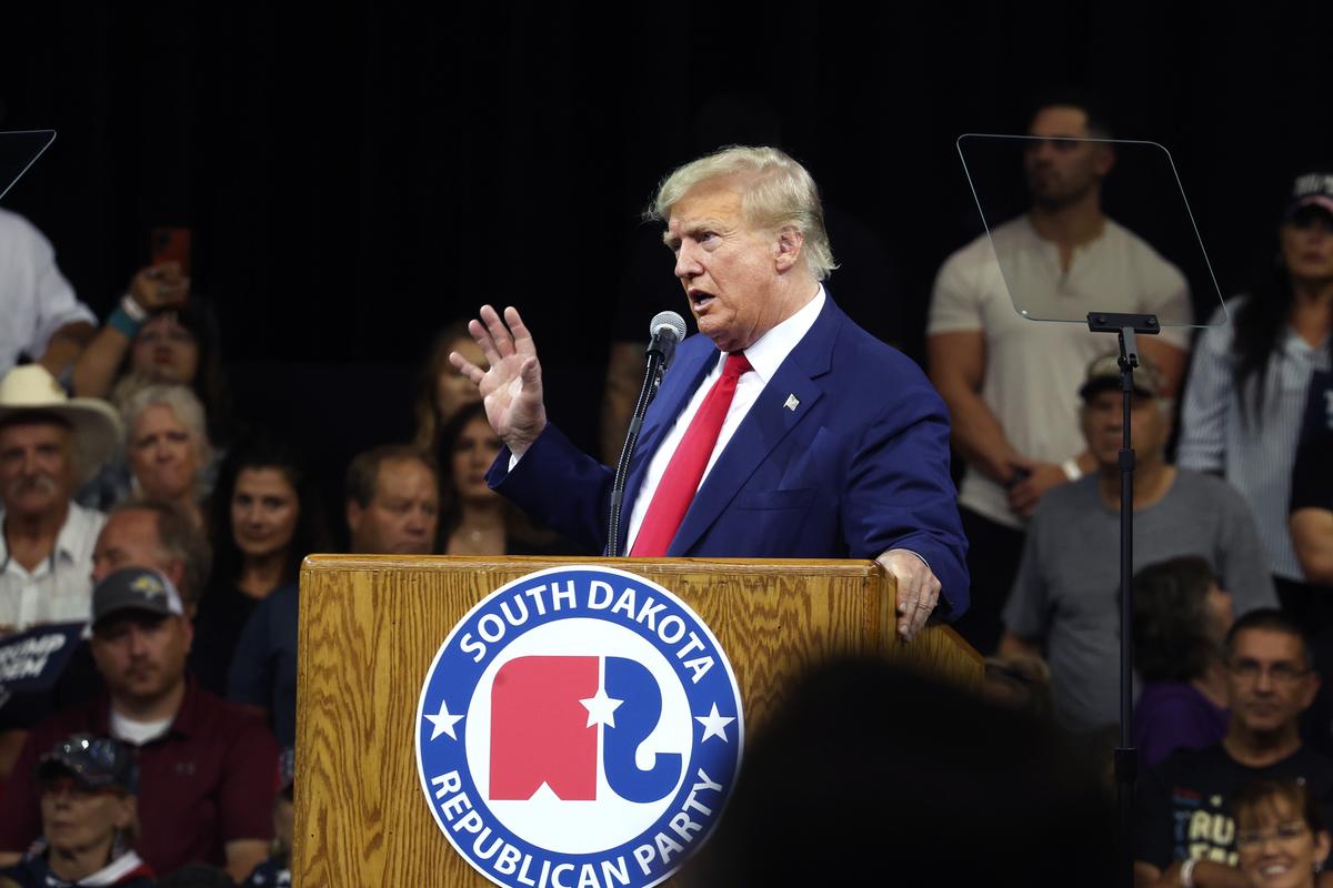 Trump Urges United Auto Workers to Fight Biden’s EV Plan