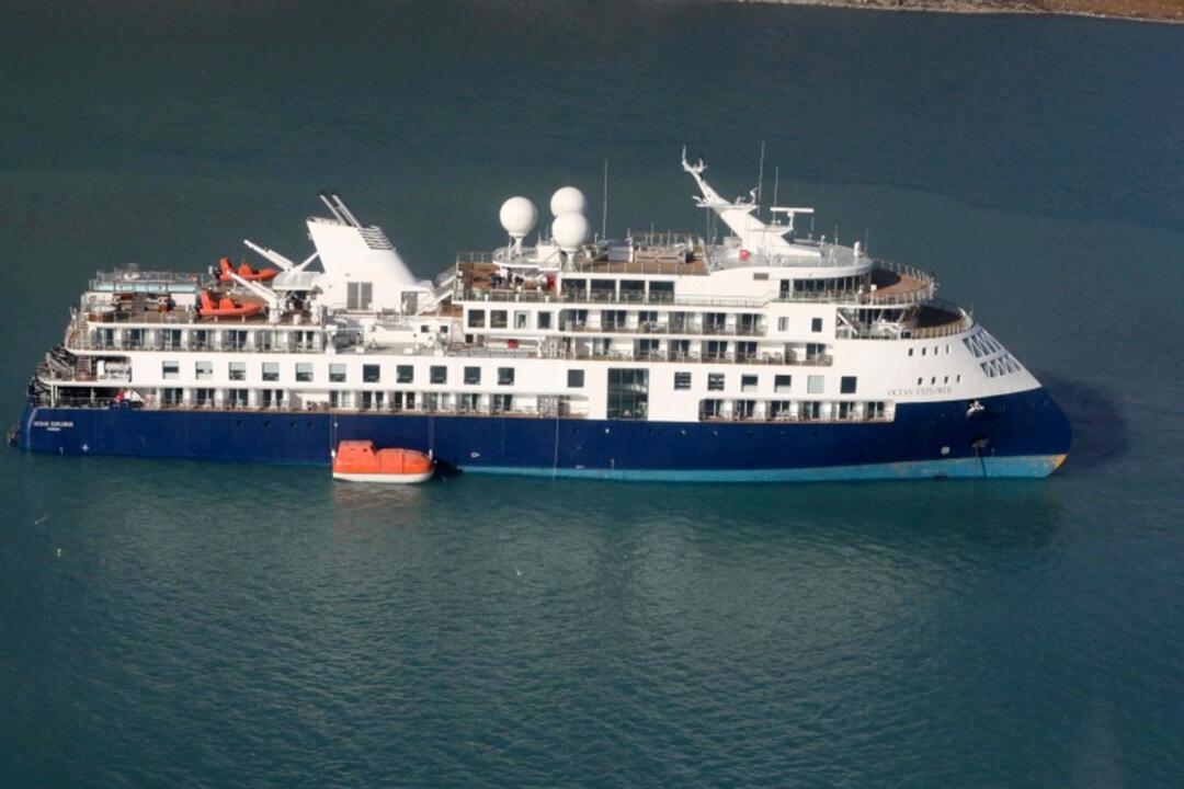 Trawler’s Attempt Fails to Free Grounded Cruise Ship in Greenland