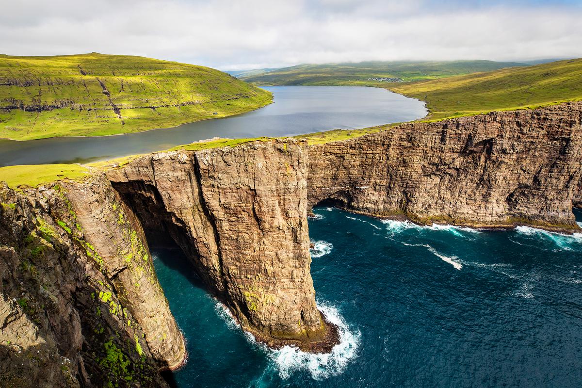 Lake Sørvágsvatn Hangs Over the Ocean, and is ﻿One of Nature’s Most Incredible Optical Illusions