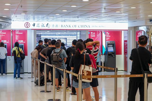 Mainland Chinese Turn to Hong Kong Banks Amid Economic Uncertainty: Insiders Highlight Capital Transfer Methods