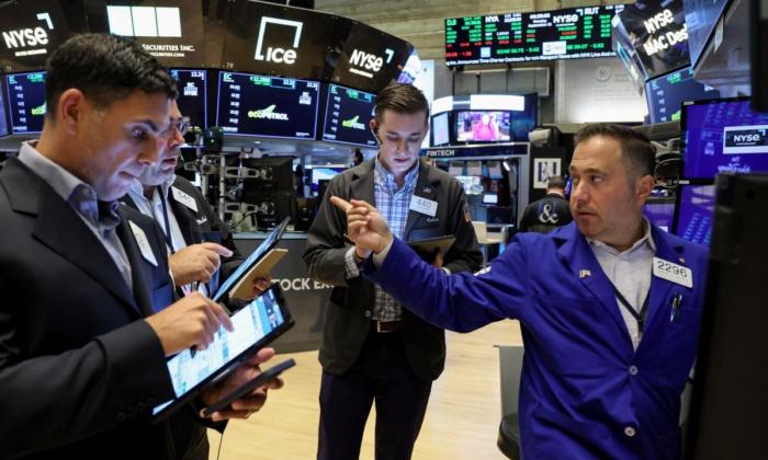 Wall Street Rises at Open After Fresh Jobs Data, Treasury Yields Retreat