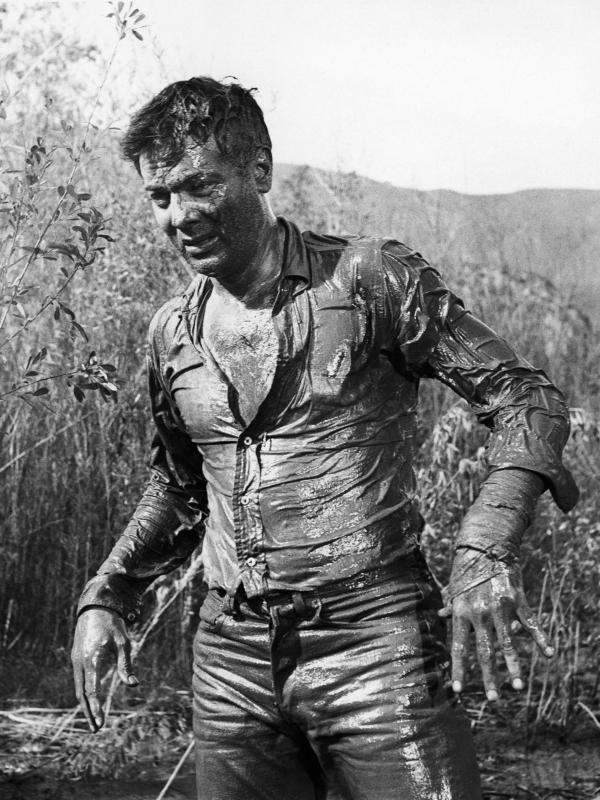 John “Joker” Jackson (Tony Curtis) struggles in a mud pit, in “The Defiant Ones.” (MovieStillsDB)