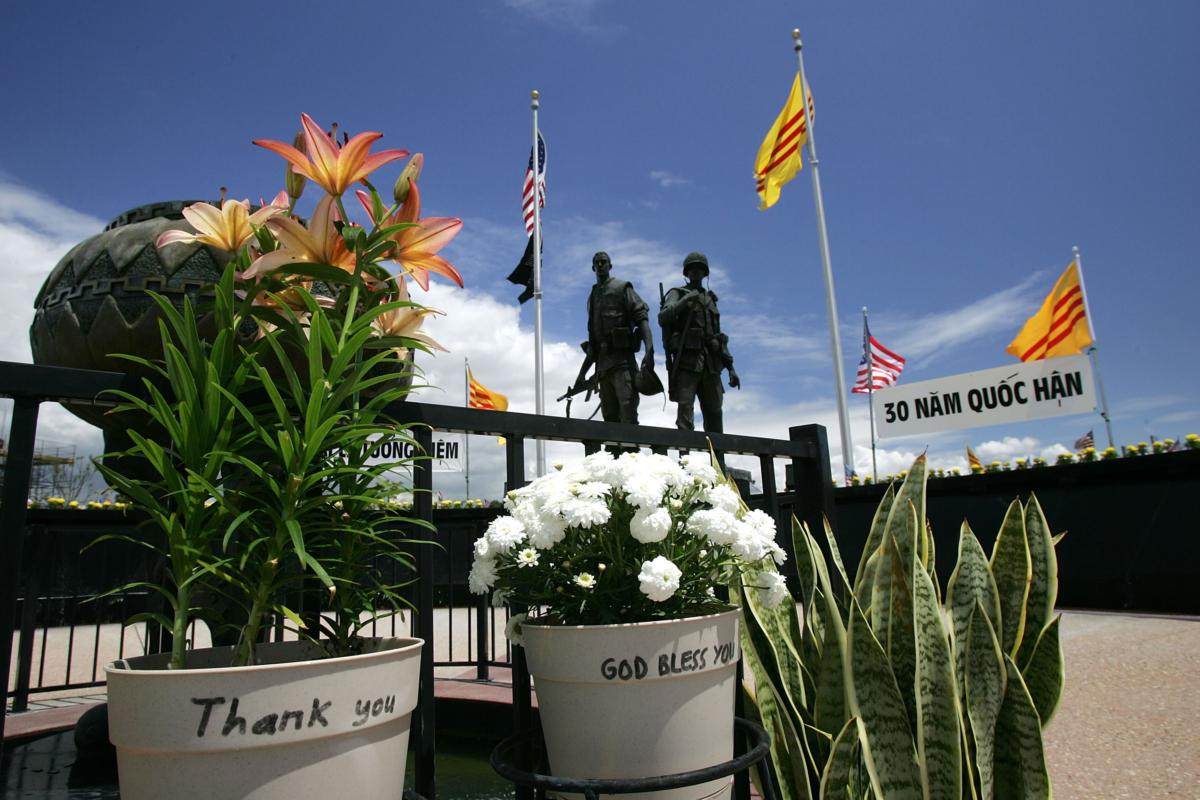 Flores com mensagens de gratidão são deixadas no Memorial da Guerra do Vietnã, perto da seção Little Saigon, em Westminster, Califórnia, em 28 de abril de 2005. (David McNew/Getty Images)