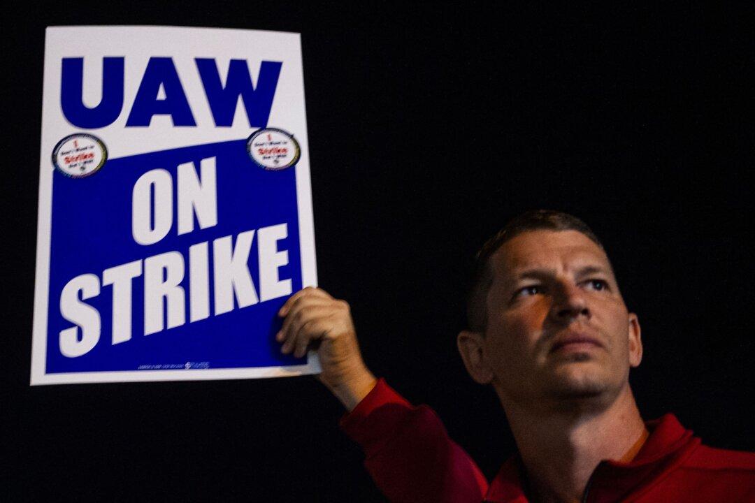 United Auto Workers Begin Historic Strike Against Ford, GM, Stellantis After Failing to Reach Deal