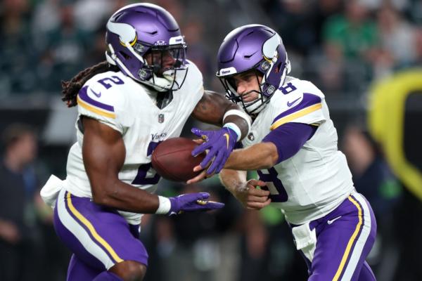 Kirk Cousins (8) of the Minnesota Vikings hands the ball off to Alexander Mattison (2) during the first half at Lincoln Financial Field in Philadelphia on Sept. 14, 2023.(Tim Nwachukwu/Getty Images)