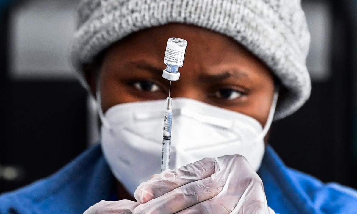  A nurse prepares a dose of the Pfizer COVID-19 vaccine at a vaccination site in Los Angeles on March 10, 2021. (Frederic J. Brown/AFP via Getty Images)