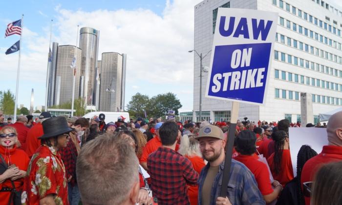 UAW Strike Deadlock Continues; Experts Warn on Repercussions