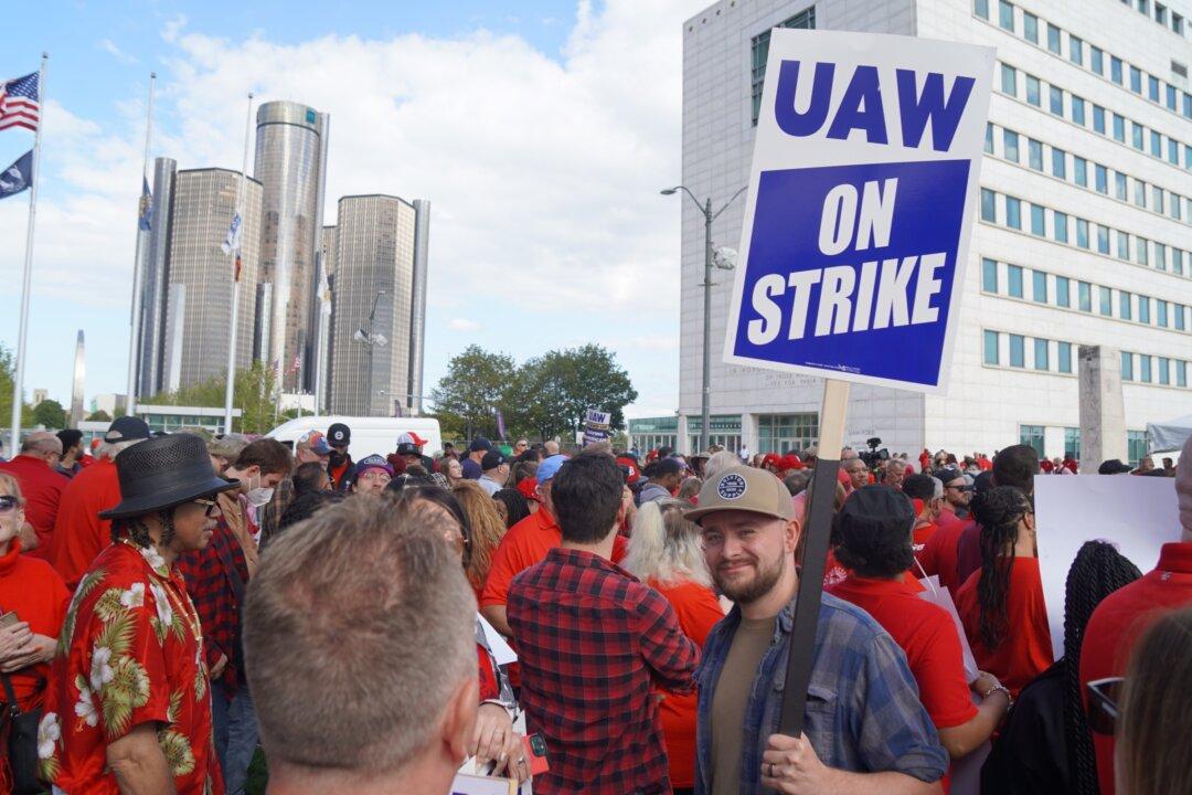 UAW Strike Deadlock Continues; Experts Warn on Repercussions