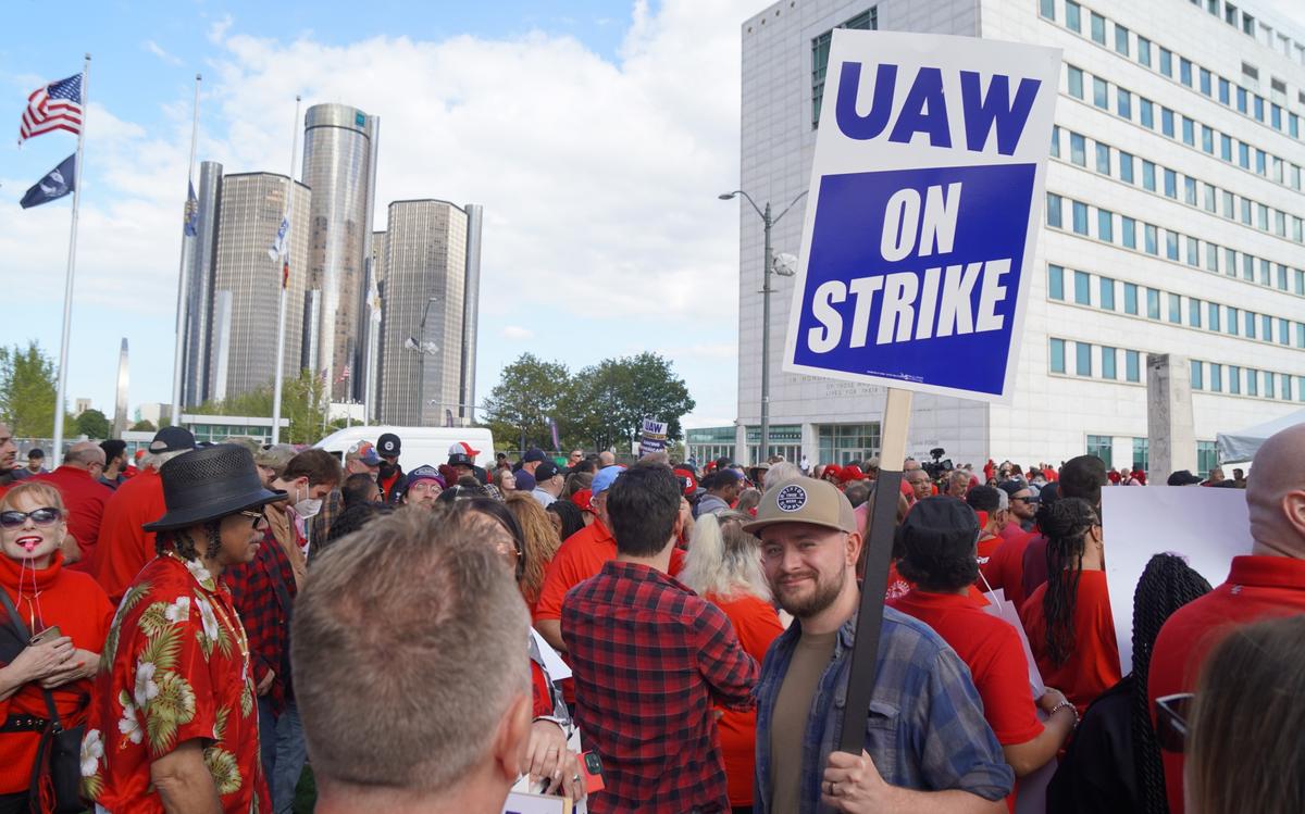 UAW Out to Win More Public Support for Strike Against Big Three Automakers