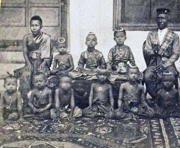 King Mongkut (far R) with some of his children, upon whom "The King and I" is loosely based. (Public Domain)
