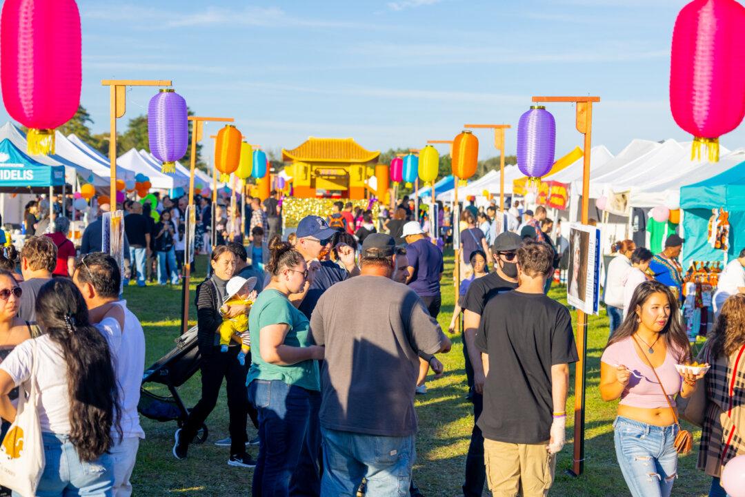 Moon Festival in New York’s Deerpark Draws Visitors for Culture and Food
