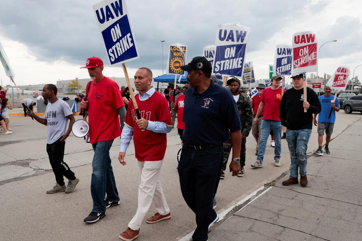 UAW to Strike at More US Auto Plants If No Progress Made by Friday