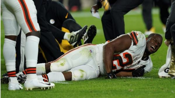Cleveland Browns running back Nick Chubb, grimaces on the field after an injury during the first half of an NFL football game against the Pittsburgh Steelers in Pittsburgh on Sept. 18, 2023. (Matt Freed/AP Photo)