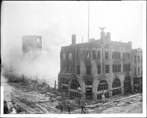 The Los Angeles Times Building after the bombing disaster on Oct. 1, 1910. (Public Domain)