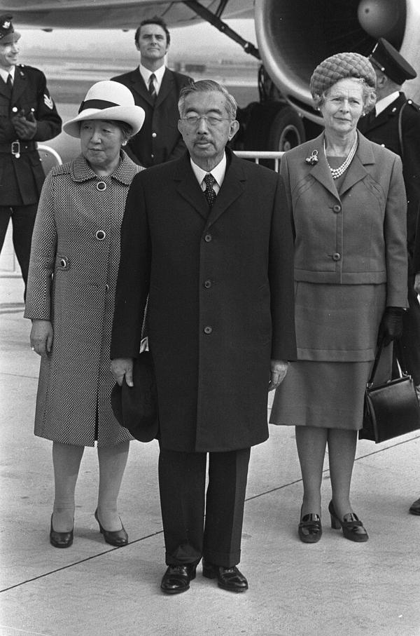 Emperor Hirohito and Empress Nagako arriving in the Netherlands, Oct. 8, 1971. (Joost Evers/Anefo/CC0)