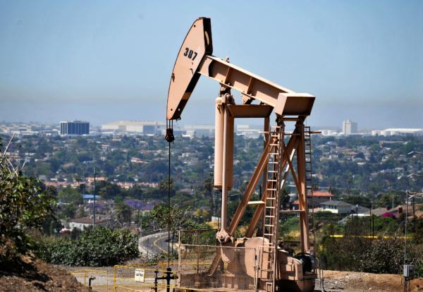 Rigs extract oil in Culver City, Calif., on May 16, 2008. (Gabriel Bouys/AFP via Getty Images)