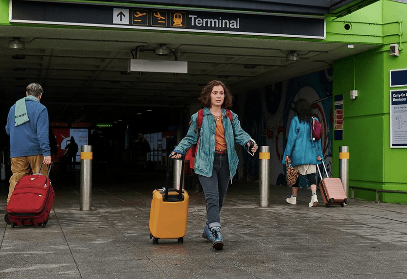  Hadley Sullivan (Haley Lu Richardson) loses Oliver Jones's phone number and rushes out of the airport to find him, in "Love at First Sight." (Rob Baker Ashton/Netflix)