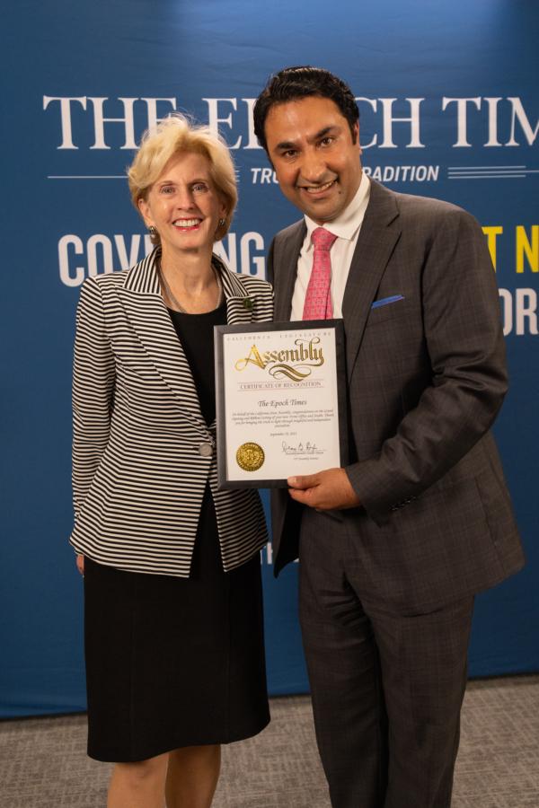 California State Assemblywoman Diane Dixon, R-Newport Beach, presents a certificate of recognition to The Epoch Times' General Manager of Southern California Siyamak Khorrami at the opening of the newspaper's new office location in Irvine, Calif., on Sept. 19, 2023. (John Fredricks/The Epoch Times)