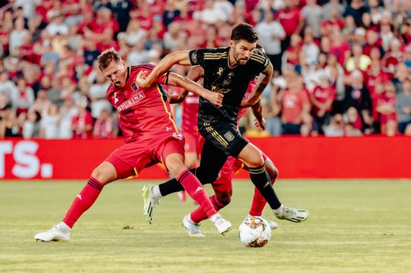 Los Angeles FC defender Ryan Hollingshead (24) dribbles past St. Louis City defenders at CITYPARK in St. Louis on Sept. 20, 2023. (Courtesy of Los Angeles FC via The Epoch Times)